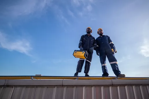 inżynierowie pracujący na dachu