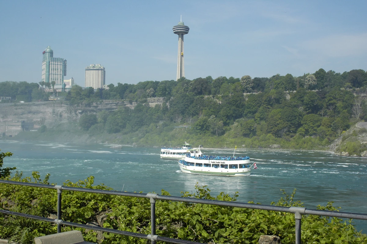 Ocynkowana Barierka Kee Klamp® od lat stanowi ochronę pieszych zwiedzających wodospad Niagara