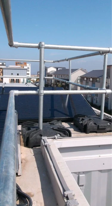 Wolnostojąca balustrada na dachu z małą ilością miejsca