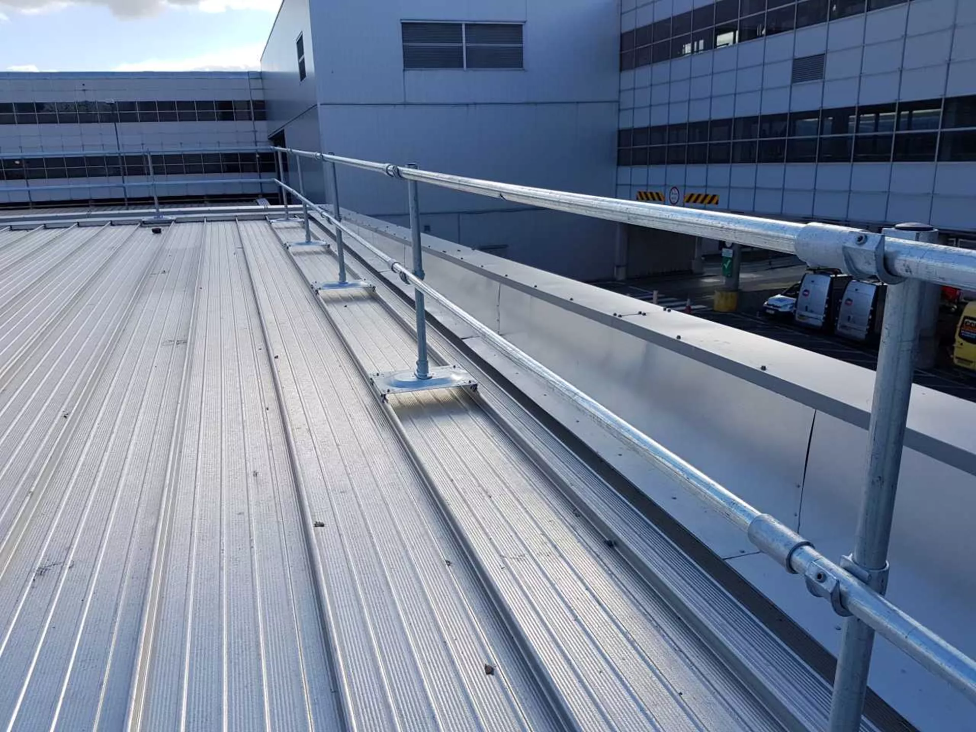 System berierek bezpieczeństwa Kee Guard® przykręcony do konstrukcji dachu