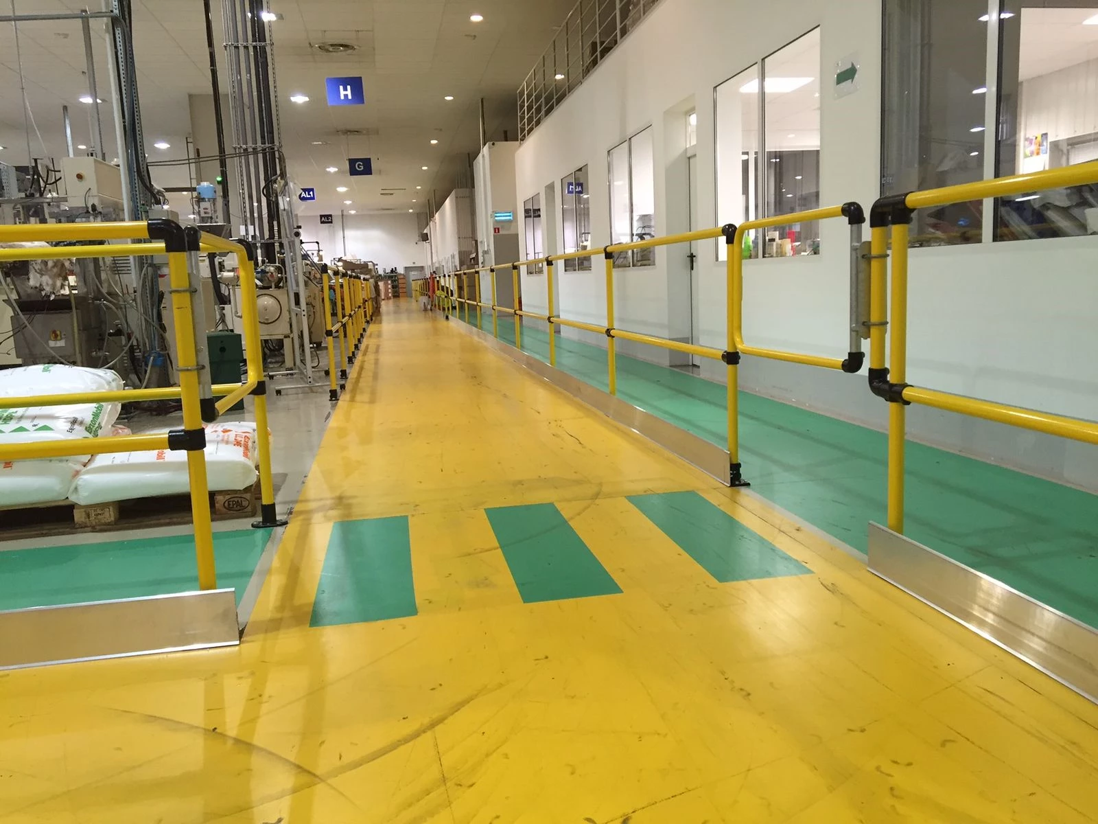barierki zabezpieczające z bramkami bezpieczeństwea w fabryce