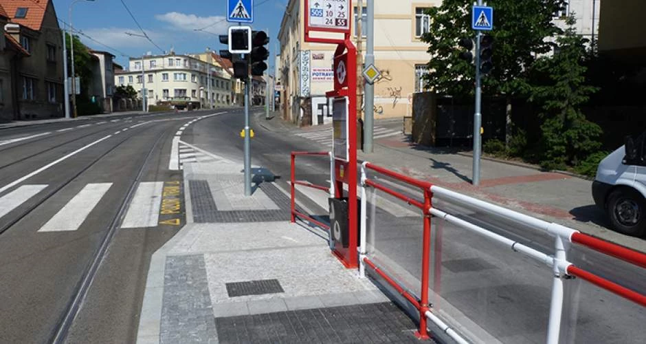 barierki drogowe malowane przy przystanku tramwajowym