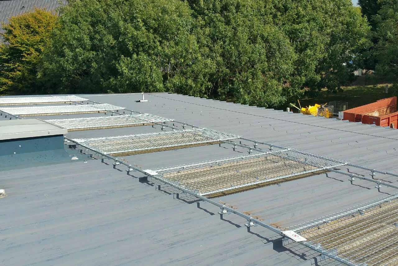 Ochrona świetlików dachowych zabezpieczający przed upadkiem przez kopułę na dachu