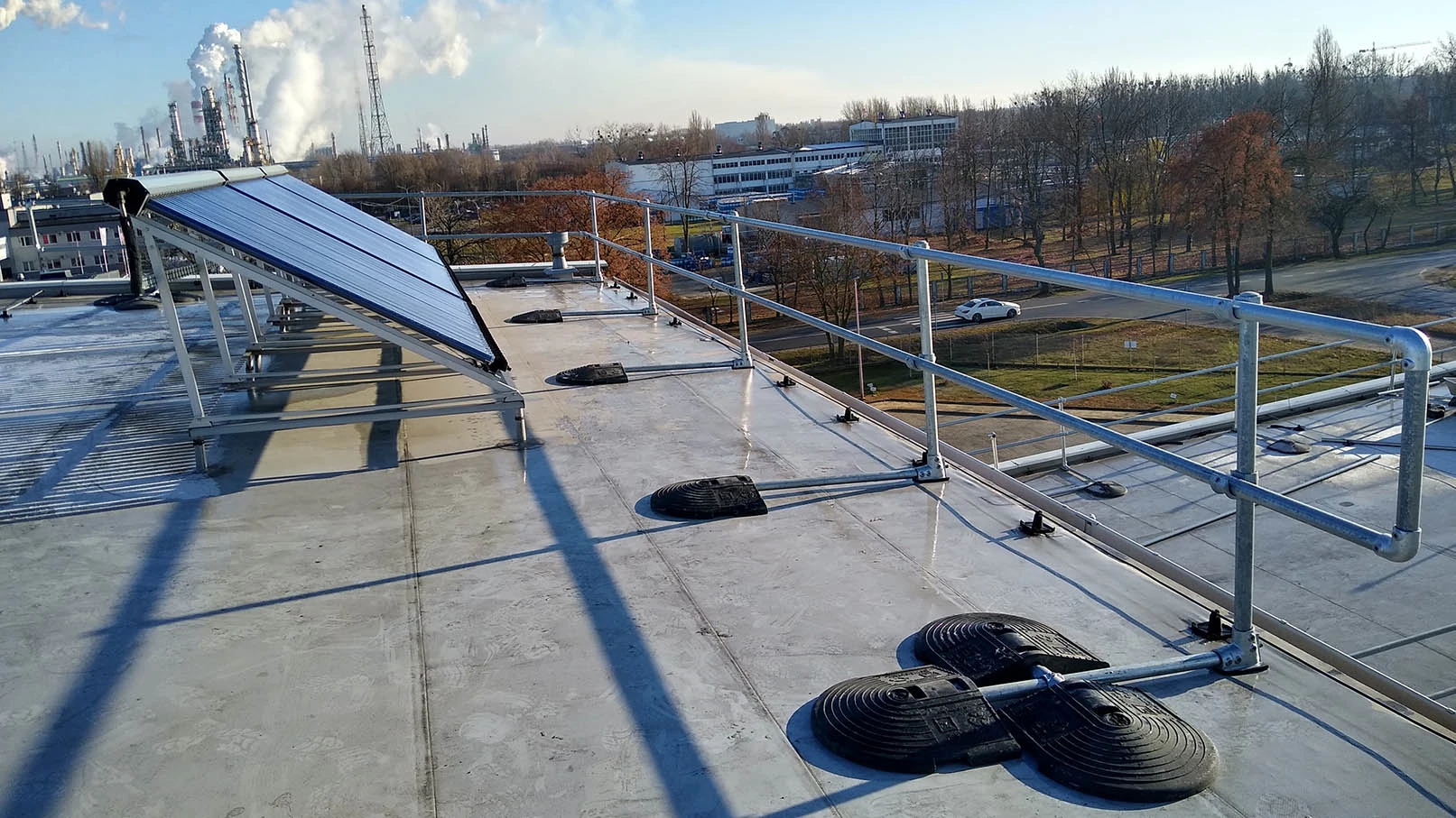 Wolnostojące barierki na dachu | Kee Guard zainstalowany w Polsce