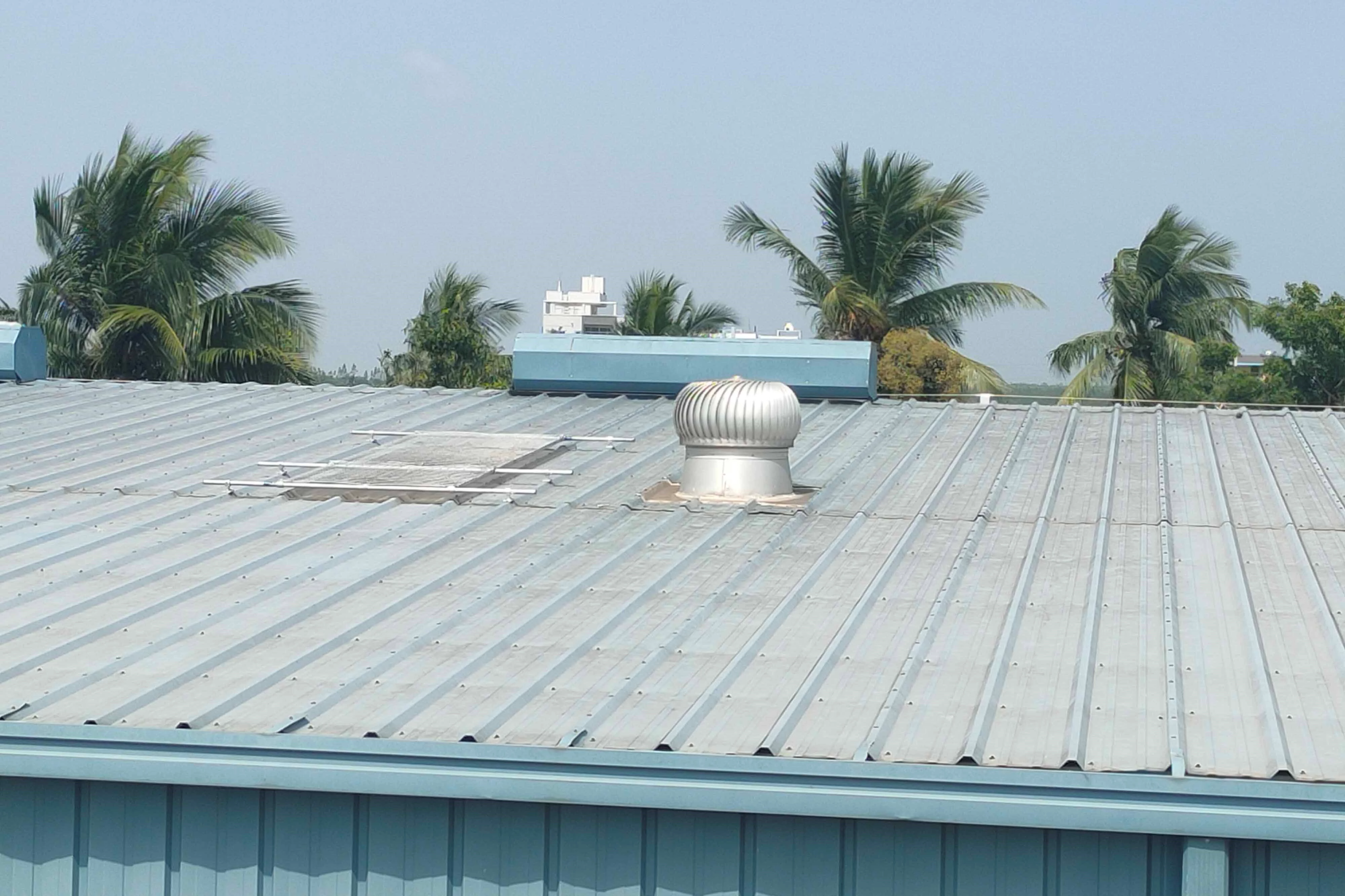 Ochrona świetlików dachowych zabezpieczający przed upadkiem przez kopułę na dachu